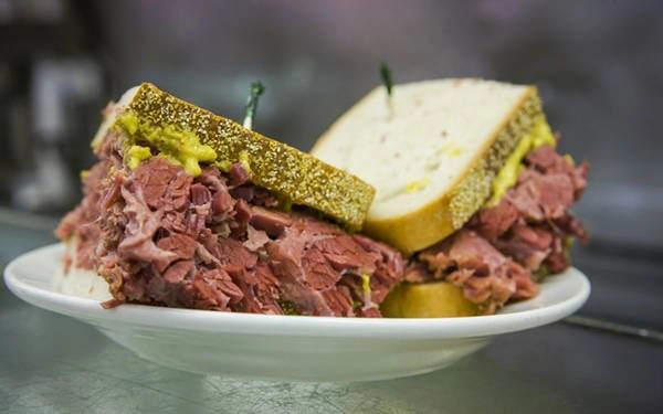 Pastrami, New York: Loại nhân thịt bò nổi tiếng này có xuất xứ từ Romania và được đưa tới Mỹ vào những năm 1800. Pastrami thường được dùng làm nhân bánh sandwich. Pastrami, New York: Loại nhân thịt bò nổi tiếng này có xuất xứ từ Romania và được đưa tới Mỹ vào những năm 1800. Pastrami thường được dùng làm nhân bánh sandwich.