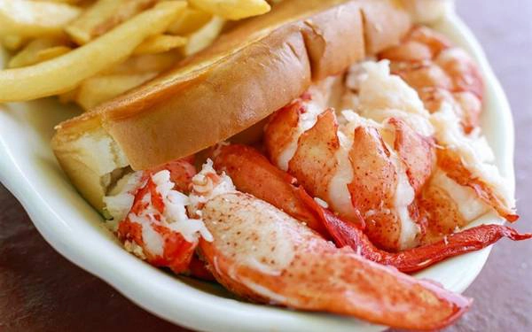 Bánh kẹp tôm hùm, Maine: Làm được chiếc bánh kẹp tôm hùm hoàn hảo là cả một nghệ thuật. Phần vỏ bánh có thể được hấp hoặc nướng, sốt trứng gà có thể được thay bằng bơ lỏng, với thịt từ đuôi hoặc càng tôm hùm. Tuyệt nhất là được thưởng thức món bánh này ở bãi biển vào một ngày mùa hè. Bánh kẹp tôm hùm, Maine: Làm được chiếc bánh kẹp tôm hùm hoàn hảo là cả một nghệ thuật. Phần vỏ bánh có thể được hấp hoặc nướng, sốt trứng gà có thể được thay bằng bơ lỏng, với thịt từ đuôi hoặc càng tôm hùm. Tuyệt nhất là được thưởng thức món bánh này ở bãi biển vào một ngày mùa hè.