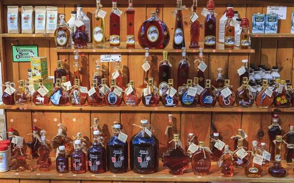 Sirô gỗ thích, Vermont: Canada có thể là vua sirô gỗ thích, nhưng sản phẩm của vùng Vermont có chất lượng không hề thua kém. Bạn có thể tới đây vào tháng 3 để quan sát cảnh lấy nhựa của những cây thích trăm năm tuổi. Sirô gỗ thích, Vermont: Canada có thể là vua sirô gỗ thích, nhưng sản phẩm của vùng Vermont có chất lượng không hề thua kém. Bạn có thể tới đây vào tháng 3 để quan sát cảnh lấy nhựa của những cây thích trăm năm tuổi.