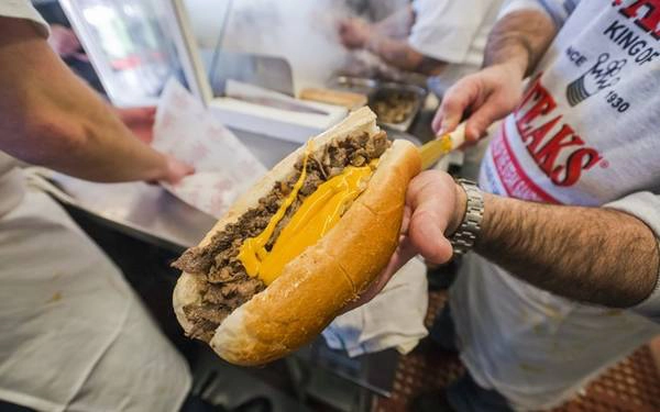 Bò phô mai Philadelphia, Pennsylvania: Pat Olivieri, người sáng lập Pat's Steaks, nghĩ ra món này vào năm 1930. Với lớp vỏ bánh mì giòn, thịt bò thái mỏng rưới sốt phô mai, thêm chút hành, món ăn này có thể làm hài lòng những thực khách khó tính nhất. Bò phô mai Philadelphia, Pennsylvania: Pat Olivieri, người sáng lập Pat's Steaks, nghĩ ra món này vào năm 1930. Với lớp vỏ bánh mì giòn, thịt bò thái mỏng rưới sốt phô mai, thêm chút hành, món ăn này có thể làm hài lòng những thực khách khó tính nhất.