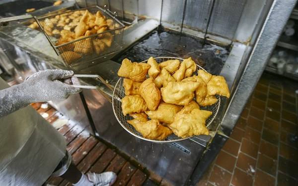 Bánh Beignet, Louisiana: Đến New Orleans mà chưa thử món bánh làm từ bột chiên rắc đường này thì quả là một thiếu sót lớn. Bánh Beignet truyền thống chỉ là bánh bột được rán giòn, nhưng giờ có cả loại nhân hoa quả hoặc chocolate. Bánh Beignet, Louisiana: Đến New Orleans mà chưa thử món bánh làm từ bột chiên rắc đường này thì quả là một thiếu sót lớn. Bánh Beignet truyền thống chỉ là bánh bột được rán giòn, nhưng giờ có cả loại nhân hoa quả hoặc chocolate.