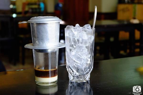 Lên Bảo Lộc mà chưa uống cà phê thì quả là một điều đáng tiếc. Suốt thời gian ở đây, chúng tôi chỉ uống tại một quán nằm sâu trên một con đường nhỏ, không gian sân vườn tuyệt đẹp với những bản tình ca Pháp du dương và lãng mạn. Lên Bảo Lộc mà chưa uống cà phê thì quả là một điều đáng tiếc. Suốt thời gian ở đây, chúng tôi chỉ uống tại một quán nằm sâu trên một con đường nhỏ, không gian sân vườn tuyệt đẹp với những bản tình ca Pháp du dương và lãng mạn.