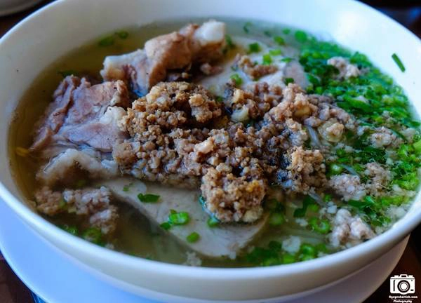 Ngoài ra các bạn có thể thử món hủ tíu thịt bằm. Giá các món ăn này chỉ dao động từ 20.000-25.000 đồng. Ngoài ra các bạn có thể thử món hủ tíu thịt bằm. Giá các món ăn này chỉ dao động từ 20.000-25.000 đồng.