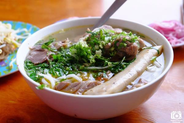Bún bò là món ăn bán rất nhiều trong các cửa hàng ăn sáng ở Bảo Lộc. Chúng tôi ăn trong một quán trên đường Hà Giang, con đường tập trung rất đông quán ăn và quán nhậu vào buổi tối. Bún bò là món ăn bán rất nhiều trong các cửa hàng ăn sáng ở Bảo Lộc. Chúng tôi ăn trong một quán trên đường Hà Giang, con đường tập trung rất đông quán ăn và quán nhậu vào buổi tối.