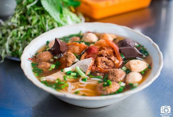 Món bún riêu O Lan, là món ăn ngon nhất và đáng thưởng thức nhất ở Bảo Lộc. Tô bún đầy với nhiều nguyên liệu như mọc, riêu cua, huyết, đậu hũ nhưng ấn tượng nhất chính là cục giò heo màu vàng cam được ướp rất đậm đà, ăn giòn tan trong miệng mà không hề có cảm giác ngán. Món bún riêu O Lan, là món ăn ngon nhất và đáng thưởng thức nhất ở Bảo Lộc. Tô bún đầy với nhiều nguyên liệu như mọc, riêu cua, huyết, đậu hũ nhưng ấn tượng nhất chính là cục giò heo màu vàng cam được ướp rất đậm đà, ăn giòn tan trong miệng mà không hề có cảm giác ngán.