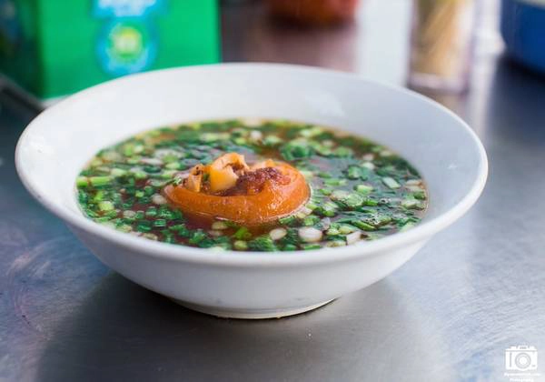 Nếu chưa đã thèm, bạn có thể gọi riêng giò heo để ăn thêm. Nếu chưa đã thèm, bạn có thể gọi riêng giò heo để ăn thêm.