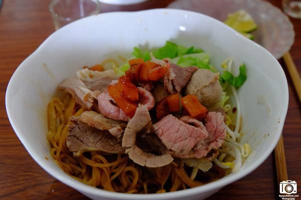 Tô phở khô Nam Hưng Ký được nhiều người khen ngon, nhưng tôi cảm thấy món này ăn hơi ngán vì nhiều dầu mỡ, nấu theo phong cách của người Hoa. Nói chung, đây cũng là món ăn nên thử khi đến Bảo Lộc. Bạn nhớ gọi thêm chén súp hột gà cho đỡ ngán. Tô phở khô Nam Hưng Ký được nhiều người khen ngon, nhưng tôi cảm thấy món này ăn hơi ngán vì nhiều dầu mỡ, nấu theo phong cách của người Hoa. Nói chung, đây cũng là món ăn nên thử khi đến Bảo Lộc. Bạn nhớ gọi thêm chén súp hột gà cho đỡ ngán.