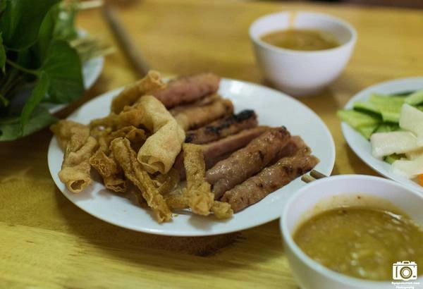 Khi chạy qua khu vực quảng trường thành phố, tôi bắt gặp khá nhiều quán bán nem nướng kiểu nem nướng Nha Trang. Tôi chỉ thấy món ăn này ở mức khá chứ không quá xuất sắc như nem nướng Dran hay nem nướng Ninh Hoà. Khi chạy qua khu vực quảng trường thành phố, tôi bắt gặp khá nhiều quán bán nem nướng kiểu nem nướng Nha Trang. Tôi chỉ thấy món ăn này ở mức khá chứ không quá xuất sắc như nem nướng Dran hay nem nướng Ninh Hoà.