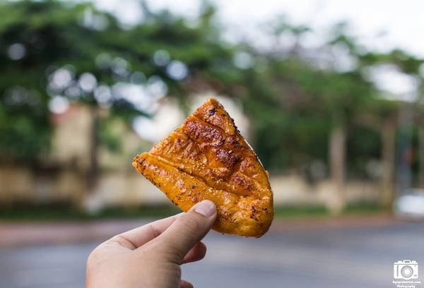 Đây mới là món ăn độc đáo nhất mà chúng tôi trải nghiệm: bánh mì mật ong nướng muối ớt. Bánh mì được quết lên một lớp mật ong, sau đó nướn trên than hồng, rồi cho chút muối ớt. Bánh chín giòn tan, hương vị vừa ngọt vừa cay. Ăn món này trong trời mưa phùn của Bảo Lộc thì còn gì bằng. Đây mới là món ăn độc đáo nhất mà chúng tôi trải nghiệm: bánh mì mật ong nướng muối ớt. Bánh mì được quết lên một lớp mật ong, sau đó nướn trên than hồng, rồi cho chút muối ớt. Bánh chín giòn tan, hương vị vừa ngọt vừa cay. Ăn món này trong trời mưa phùn của Bảo Lộc thì còn gì bằng.