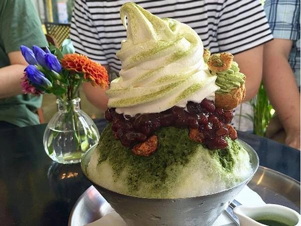 Bingsu là món ăn lý tưởng vào những ngày hè nắng nóng, với đá bào được cho thêm bột trà xanh matcha, kem, bánh mochi và sốt đậu đỏ.