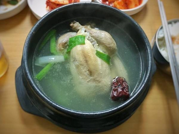 Samgyetang là món rất tốt cho sức khỏe, gồm gà non nhồi gạo nếp và tỏi, được hầm với sâm, tỏi tây và táo tàu. 
