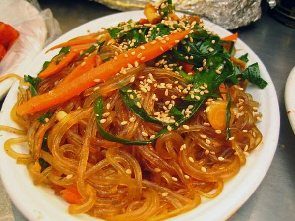 Japchae là món mì khoai tây ngọt ngào được xào với rau củ, thêm dầu mè và xì dầu.