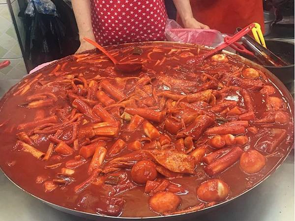 Ttteokbokki là món ăn vỉa hè nổi tiếng của Hàn Quốc, gồm bánh gạo được xào trong một loại sốt cay ngọt.
