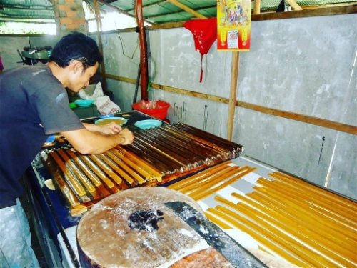 Du khách có thể vào tận xưởng xem các công đoạn làm kẹo dừa. Ảnh: @huongdo161. Du khách có thể vào tận xưởng xem các công đoạn làm kẹo dừa. Ảnh: @huongdo161.