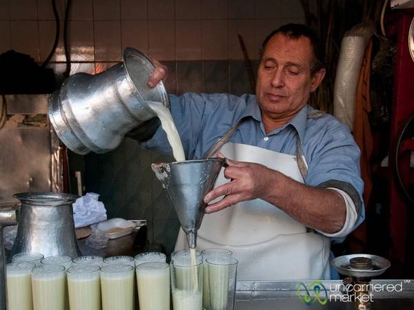 Ai Cập: Nước mía là một trong những thứ uống phổ biến nhất ở thủ đô của Ai Cập. Chẳng còn gì tuyệt bằng được thưởng thức một cốc mát lạnh và ngọt ngào giữa cái nóng của đường phố Cairo. Ảnh: Uncornered Market.