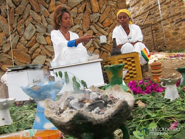 Ethiopia: Một tiệc cà phê theo kiểu truyền thống của người Ethiopia thường tốn ít nhất 20 phút từ lúc chuẩn bị tới lúc có được cốc đầu tiên, nhưng rất đáng để bạn chờ đợi. Ảnh: Uncornered Market.