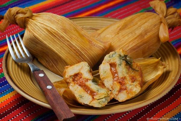 Guatemala: Món chuchito gồm thịt và rau được nhồi trong vỏ bánh từ bột ngô, thêm sốt bơ guacamole, salsa và bắp cải. Ảnh: Rudybiron.