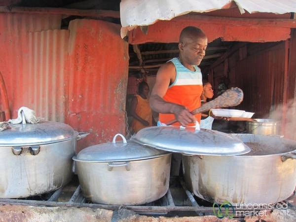Haiti: Ẩm thực đường phố của Haiti có khá nhiều món rán, như các loại thịt, khoai tây... Tuy nhiên, nếu bạn muốn có một bữa ăn no bụng mà không tốn quá nhiều tiền, hãy thử món mayi moulen kole ak legim gồm bột ngô, đậu và các loại rau hầm nhừ. Ảnh: Uncornered Market.