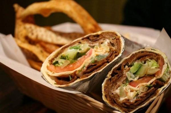 Armenia: Thịt nướng kebab không phải món ăn đặc hữu của Armenia. Tuy nhiên, du khách có thể dễ dàng tìm thấy các quầy trên phố bán thịt nướng được cuốn cùng rau củ trong bánh mì dẹt, vừa ngon, vừa rẻ. Ảnh: Liawrites/Wordpress.