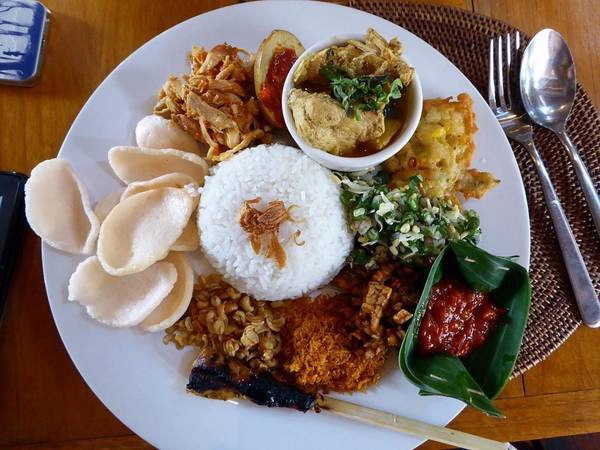 Indonesia: Đến Bali, du khách không thể bỏ qua món nasi campur, gồm gạo ăn cùng các thức mặn. Mỗi hàng có các loại đồ ăn kèm khác nhau cho bạn lựa chọn, từ rau xào, lạc rang, cà ri, tới gà nướng, đậu phụ... Ảnh: Meowsyy.