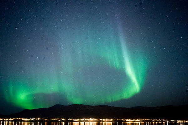 Ngoài khu vực Troms của Na Uy, khi đặt chân tới bán đảo Scandinavia, bạn có thể tới thành phố Abisko (Thụy Điển) gần công viên quốc gia Abisko để tận hưởng khung cảnh cực quang. Vùng Lapland của Phần Lan với thị trấn Muonio, thị trấn Inari hay vùng núi Luosto cũng là địa điểm lý tưởng. Vào những đêm trời quang, bạn có thể quan sát vũ điệu ánh sáng trên bầu trời thị trấn Nellim nằm cạnh hồ Inari - hồ nước lớn thứ ba ở Phần Lan. Các thị trấn này cũng có những bảo tàng địa phương, nơi bạn có thể xem những đoạn phim tư liệu thú vị về lịch sử và truyền thuyết xoay quanh Aurora miễn phí.