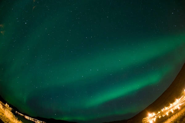 Một ví dụ về aurora vòng cung đứt đoạn. Chúng thường có đường biên giới hạn nhất định và có thể kéo lên cao như màn cửa khi nhìn từ một góc. Từ bên dưới chúng rất hẹp và thường có màu xanh lá.