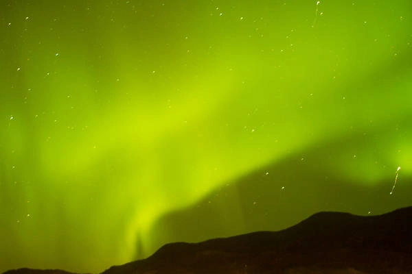 Các dải ánh sáng Aurora có lúc gần như đứng im, lúc "nhảy múa" và đổi hướng. Chúng có thể mỏng 100 m khi mở rộng ra đường chân trời.