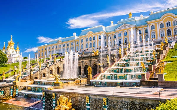 <strong>Grand Cascade, Saint Petersburg, Nga:</strong> Đây là hệ thống đài phun nước đồ sộ nhất ở cung điện Peterhof, trên bờ biển phía Tây Nam St Petersburg. Công trình này được xây dựng vào đầu thế kỷ 18 theo lệnh của Peter Đại Đế. Trong đó, đài phun nước lớn nhất ở trung tâm Grand Cascade là tượng Samson đang xé mồm sư tử. <strong>Grand Cascade, Saint Petersburg, Nga:</strong> Đây là hệ thống đài phun nước đồ sộ nhất ở cung điện Peterhof, trên bờ biển phía Tây Nam St Petersburg. Công trình này được xây dựng vào đầu thế kỷ 18 theo lệnh của Peter Đại Đế. Trong đó, đài phun nước lớn nhất ở trung tâm Grand Cascade là tượng Samson đang xé mồm sư tử.