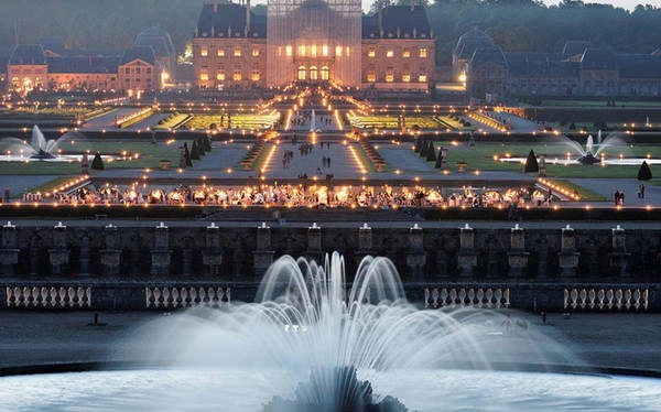 Chateau de Vaux le Vincomte, Pháp Đài phun nước này nằm trong một cung điện cổ điển kiểu Pháp thu hút du khách từ khắp thế giới. Ngoài những màn biểu diễn ấn tượng từ đài phun nước, đây còn là nơi tổ chức bắn pháo hoa thường niên của quốc gia này. Khoảng 2.000 ngọn nến được thắp sáng ngay từ khi trời lờ mờ tối. Chateau de Vaux le Vincomte, Pháp Đài phun nước này nằm trong một cung điện cổ điển kiểu Pháp thu hút du khách từ khắp thế giới. Ngoài những màn biểu diễn ấn tượng từ đài phun nước, đây còn là nơi tổ chức bắn pháo hoa thường niên của quốc gia này. Khoảng 2.000 ngọn nến được thắp sáng ngay từ khi trời lờ mờ tối.