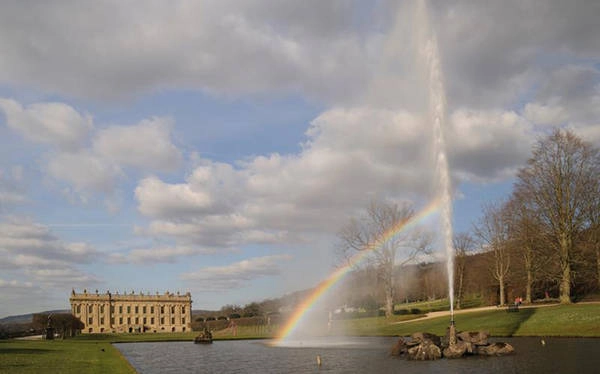 Chatsworth House, Anh Đối lập với sự nhộn nhịp của đài Peak District, đài phun nước Chatsworth House trong khá đơn giản và thanh bình đến kỳ lạ. Với những tia nước được phun từ độ cao gần 90 mét, đài phun này được xây dựng cho chuyến thăm của Nga Hoàng Nicholas. Chatsworth House, Anh Đối lập với sự nhộn nhịp của đài Peak District, đài phun nước Chatsworth House trong khá đơn giản và thanh bình đến kỳ lạ. Với những tia nước được phun từ độ cao gần 90 mét, đài phun này được xây dựng cho chuyến thăm của Nga Hoàng Nicholas.