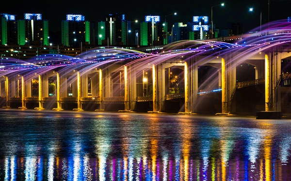 <strong>Cầu Banpo, Hàn Quốc</strong>: Với 380 vòi nước phun tỏa ra hai bên cầu, màn trình diễn nhạc nước này có tên gọi “Cầu vòng ánh trăng” diễn ra ở thủ đô Seoul, Hàn Quốc. Những vòi nước phun xuống cùng ánh đèn Led phản chiếu trên nền nhạc nước tạo nên khung cảnh lung linh, ấm áp. <strong>Cầu Banpo, Hàn Quốc</strong>: Với 380 vòi nước phun tỏa ra hai bên cầu, màn trình diễn nhạc nước này có tên gọi “Cầu vòng ánh trăng” diễn ra ở thủ đô Seoul, Hàn Quốc. Những vòi nước phun xuống cùng ánh đèn Led phản chiếu trên nền nhạc nước tạo nên khung cảnh lung linh, ấm áp.