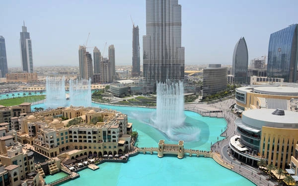 Đài phun nước ở Dubai, UAE Đứng ngay cạnh tòa nhà cao nhất thế giới, Burj Khalifa là đài phun nhảy lớn nhất thế giới. Dòng nước phun lên cao 150 mét, tương đương với chiều cao của một toà nhà 50 tầng. Đài phun nước ở Dubai, UAE Đứng ngay cạnh tòa nhà cao nhất thế giới, Burj Khalifa là đài phun nhảy lớn nhất thế giới. Dòng nước phun lên cao 150 mét, tương đương với chiều cao của một toà nhà 50 tầng.