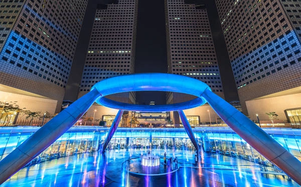 Weath, Singapore Là một trong những đài phun nước lớn nhất thế giới, Weath nằm ngay ở trung tâm mua sắm Suntec City, tượng trưng cho sự bình đẳng giữa các chủng tộc khác nhau ở trong thành phố tự trị này. Weath, Singapore Là một trong những đài phun nước lớn nhất thế giới, Weath nằm ngay ở trung tâm mua sắm Suntec City, tượng trưng cho sự bình đẳng giữa các chủng tộc khác nhau ở trong thành phố tự trị này.