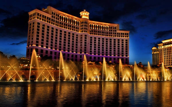 <strong>Bellago, Las Vegas, Mỹ:</strong> Đài phun nước lộng lẫy được sử dụng như một ống dẫn cho các màn trình diễn âm thanh và ánh sáng, nằm bên ngoài khách sạn Bellago của thành phố. <strong>Bellago, Las Vegas, Mỹ:</strong> Đài phun nước lộng lẫy được sử dụng như một ống dẫn cho các màn trình diễn âm thanh và ánh sáng, nằm bên ngoài khách sạn Bellago của thành phố.
