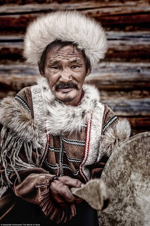 Chân dung một người đàn ông dân tộc Tofalar, sống ở dãy núi Sayan, vùng Irkutsk, Siberia. Hầu hết người Tofalar vẫn sống bằng cách săn bắn và hái lượm, hái nấm hoang hoặc quả rừng. Chân dung một người đàn ông dân tộc Tofalar, sống ở dãy núi Sayan, vùng Irkutsk, Siberia. Hầu hết người Tofalar vẫn sống bằng cách săn bắn và hái lượm, hái nấm hoang hoặc quả rừng.
