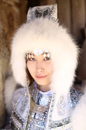 Hình ảnh là một cô gái Sakha ở Cộng hòa Sakha, Siberia. Hơn 40% diện tích của vùng Sakha nằm trong Vòng Bắc Cực. Ngành khai thác kim cương, vàng và quặng thiếc là trung tâm của nền kinh tế ở đây. Siberia là một khu vực khổng lồ, gần gấp đôi Australia. Tuy nhiên, khí hậu lạnh và thưa thớt dân cư. Điều này có nghĩa là nơi đây vẫn còn nhiều điều chưa được khám phá. Hình ảnh là một cô gái Sakha ở Cộng hòa Sakha, Siberia. Hơn 40% diện tích của vùng Sakha nằm trong Vòng Bắc Cực. Ngành khai thác kim cương, vàng và quặng thiếc là trung tâm của nền kinh tế ở đây. Siberia là một khu vực khổng lồ, gần gấp đôi Australia. Tuy nhiên, khí hậu lạnh và thưa thớt dân cư. Điều này có nghĩa là nơi đây vẫn còn nhiều điều chưa được khám phá.