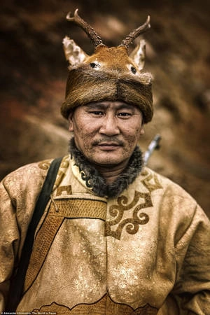 Một người đàn ông dân tộc Oroqen ở Nội Mông, Trung Quốc. Người Oroqen thường sống trong những ngôi nhà hình nón làm từ khoảng 25 cây thông. Mùa hè, nhà được phủ vỏ cây bạch đàn, mùa đông phủ lông cừu. Khimushin đặc biệt quan tâm đến các nhóm văn hóa ở Siberia. Anh lưu ý rằng nhiều cộng đồng đang trên bờ vực tuyệt chủng, khi chỉ còn khoảng chưa tới 100 người. Một người đàn ông dân tộc Oroqen ở Nội Mông, Trung Quốc. Người Oroqen thường sống trong những ngôi nhà hình nón làm từ khoảng 25 cây thông. Mùa hè, nhà được phủ vỏ cây bạch đàn, mùa đông phủ lông cừu. Khimushin đặc biệt quan tâm đến các nhóm văn hóa ở Siberia. Anh lưu ý rằng nhiều cộng đồng đang trên bờ vực tuyệt chủng, khi chỉ còn khoảng chưa tới 100 người.
