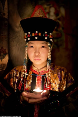 Hình ảnh là một cô gái trẻ tộc Buryat từ Cộng hòa Buryatia, Siberia. Phụ nữ Buryat sở hữu một bộ trang phục truyền thống được mặc vào các ngày lễ. Những bộ trang phục này cho thấy người phụ nữ đến từ đâu và đã kết hôn hay chưa. Hình ảnh là một cô gái trẻ tộc Buryat từ Cộng hòa Buryatia, Siberia. Phụ nữ Buryat sở hữu một bộ trang phục truyền thống được mặc vào các ngày lễ. Những bộ trang phục này cho thấy người phụ nữ đến từ đâu và đã kết hôn hay chưa.