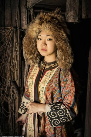 Tuy đi một quãng đường lớn và đến thăm nhiều dân tộc, Khimushin cho biết vùng Siberia là vô tận. Anh chỉ có thể đến thăm một nửa trong số 41 nhóm dân tộc ở đó. Thế giới bên ngoài gần như không biết đến sự tồn tại của họ. Tại những nơi này, Khimushin học được cách ăn cá hồi muối bằng muỗng, trải nghiệm cuộc sống thiếu thốn lương thực và vật dụng sinh hoạt. Thiếu nữ dân tộc Ulchi ở Bogorodskoe, Khabarovsk Krai, Siberia. Tuy đi một quãng đường lớn và đến thăm nhiều dân tộc, Khimushin cho biết vùng Siberia là vô tận. Anh chỉ có thể đến thăm một nửa trong số 41 nhóm dân tộc ở đó. Thế giới bên ngoài gần như không biết đến sự tồn tại của họ. Tại những nơi này, Khimushin học được cách ăn cá hồi muối bằng muỗng, trải nghiệm cuộc sống thiếu thốn lương thực và vật dụng sinh hoạt. Thiếu nữ dân tộc Ulchi ở Bogorodskoe, Khabarovsk Krai, Siberia.