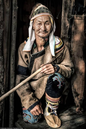 Người dân tộc Udege ở Primorsky Krai, phía đông Siberia, cũng sống chủ yếu bằng săn bắn và đánh bắt cá. Họ tìm kiếm nhân sâm và các loại dược liệu khác để bán. Năm 2017, nhiếp ảnh gia người Nga đã tập trung chú ý vào người dân bản xứ vùng Siberia. Khimushin đã dành sáu tháng đi qua vùng đất rộng lớn nhưng dân cư thưa thớt để chụp hình những người dân sống ở đó. Người dân tộc Udege ở Primorsky Krai, phía đông Siberia, cũng sống chủ yếu bằng săn bắn và đánh bắt cá. Họ tìm kiếm nhân sâm và các loại dược liệu khác để bán. Năm 2017, nhiếp ảnh gia người Nga đã tập trung chú ý vào người dân bản xứ vùng Siberia. Khimushin đã dành sáu tháng đi qua vùng đất rộng lớn nhưng dân cư thưa thớt để chụp hình những người dân sống ở đó.