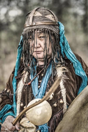 Đây là một người thuộc giáo Shaman, một hình thức tôn giáo cổ xưa ở quận Bauntovsky của Cộng hòa Buryatia. Người Shaman được cho là có thể giao tiếp với thần linh, cầu xin thần linh giúp đỡ, bảo vệ. Đây là một người thuộc giáo Shaman, một hình thức tôn giáo cổ xưa ở quận Bauntovsky của Cộng hòa Buryatia. Người Shaman được cho là có thể giao tiếp với thần linh, cầu xin thần linh giúp đỡ, bảo vệ.