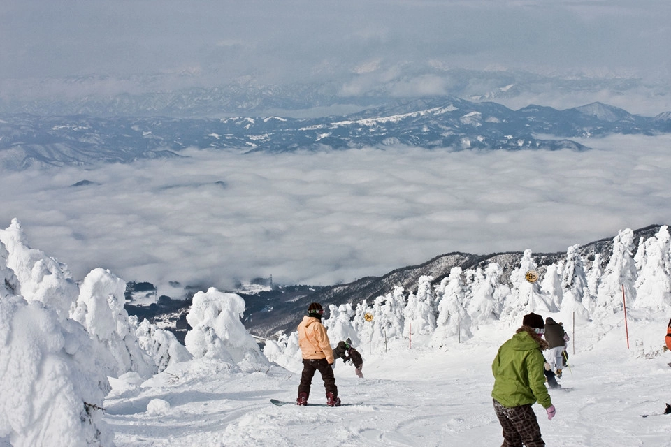 Khu trượt tuyết Zao (Yamagata): Với 15 đoạn dốc và 12 trường đua, Zao Onsen là một trong những khu trượt tuyết nổi tiếng nhất Nhật Bản. Du khách tới đây không những có thể tham gia môn thể thao hấp dẫn trong mùa đông mà còn được ngắm Juhyo - quái vật băng, tạo thành do các trận tuyết mạnh phủ kín cây cối làm nên hình tháp tuyết khổng lồ như những con quái vật. Ảnh: Konstantin.