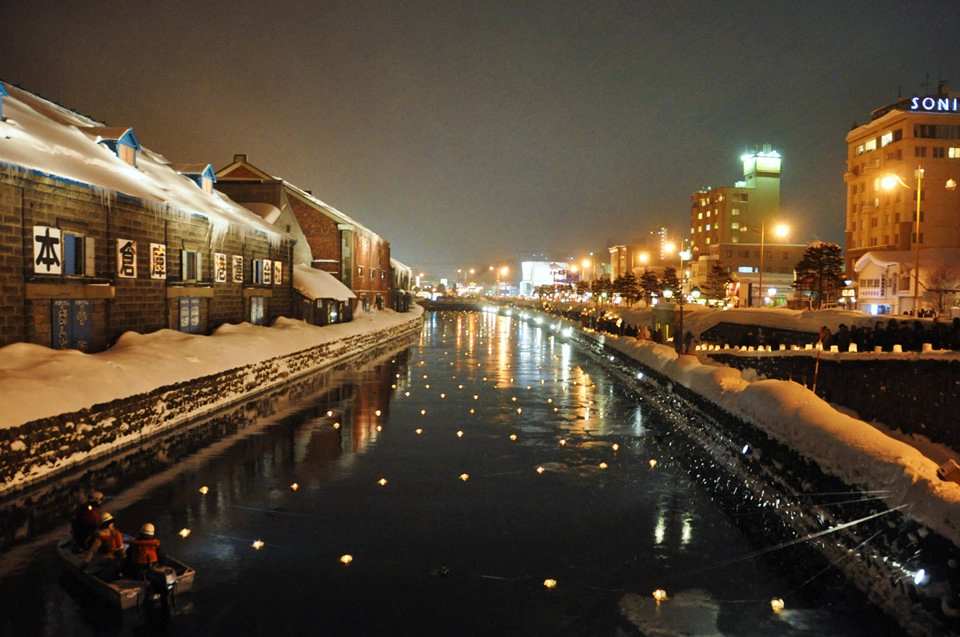 Lễ hội ánh sáng Otaru (Hokkaido): Tháng 2 hàng năm là thời điểm du khách từ các nước đổ xô tới Hokkaido để chiêm ngưỡng con kênh Otaru huyền ảo, lấp lánh ánh đèn giữa trời phủ trắng tuyết. Lễ hội diễn ra trong 10 ngày với các ngọn đèn, tượng tuyết tô diểm cho Hokkaido. Unga Kaijo, khu vực quanh kênh đào là địa điểm chính diễn ra lễ hội. Ảnh: Coldy Bank.