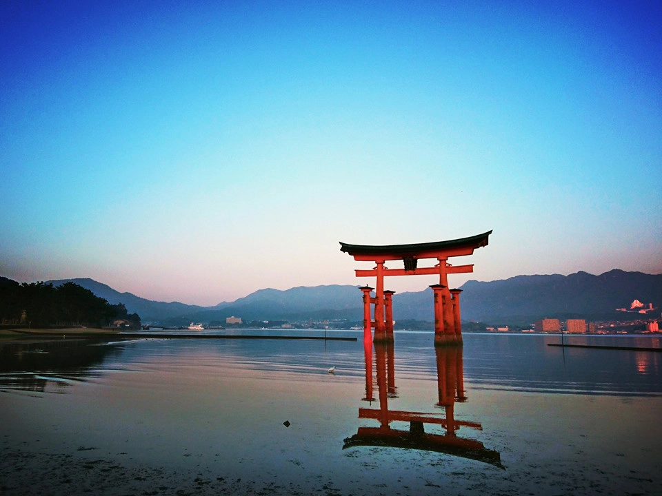 Đền Itsukushima (Hiroshima): Ngôi đền Itsukushima - một trong những biểu tượng gắn liền với xứ Phù Tang được cho là ranh giới giữa hai thế giới, cõi linh hồn và trần thế. Cổng Torri của ngôi đền được sơn đỏ với ý nghĩa tâm linh để xua đuổi tà ma. Cánh cổng linh thiêng này được xây dựng từ thế kỷ 12. Du khách có thể rảo bộ quanh cổng và ngắm nhìn ngọn núi Misen hùng vĩ phía sau khi thủy triều rút. Ảnh: Itsukushima.