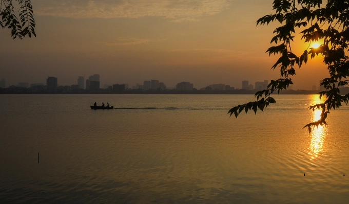 Hoàng hôn buông dần trên hồ Tây. Hoàng hôn buông dần trên hồ Tây.