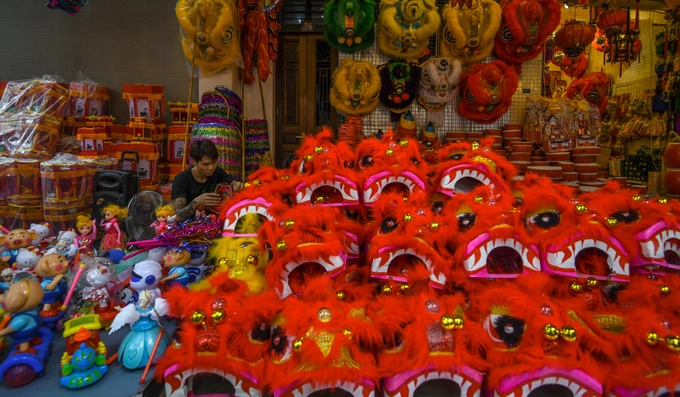 Theo một chủ cửa hàng bán đồ chơi trên phố Hàng Mã, năm nay đồ chơi truyền thống trong nước như mặt nạ giấy bồi, đầu sư tử, trống con được ưa chuộng hơn những đồ chơi xuất xứ Trung Quốc. Theo một chủ cửa hàng bán đồ chơi trên phố Hàng Mã, năm nay đồ chơi truyền thống trong nước như mặt nạ giấy bồi, đầu sư tử, trống con được ưa chuộng hơn những đồ chơi xuất xứ Trung Quốc.