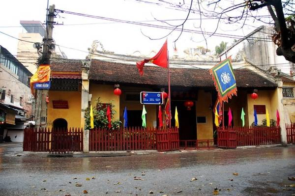 Tứ trấn Thăng Long - 4 ngôi đền thờ 4 vị thần trấn giữ tứ hướng để bảo vệ cho kinh thành Thăng Long - chính là những nơi linh thiêng mà người dân kinh kỳ thường tìm đến trong dịp đầu năm. Trấn phía đông là đền Bạch Mã nằm ở 76 Hàng Buồm, quận Hoàn Kiếm. nhungdenchuaduocviengthamnhieunhatngayram-ivivu-1