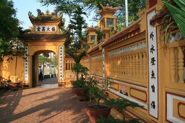 Nhờ địa thế đẹp nên đến đây, người Hà Nội ngoài việc thành tâm lễ Phật thì còn được tận hưởng chút cảm giác ngao du với cảnh sắc của một di tích lịch sử - văn hóa quốc gia giữa phố phường hiện đại. Chùa có vườn tháp cổ u tịch, có nhiều tượng Phật giá trị, đặc biệt là tượng Thích Ca nhập Niết Bàn. Ảnh: Wikipedia. nhungdenchuaduocviengthamnhieunhatngayram-ivivu-11