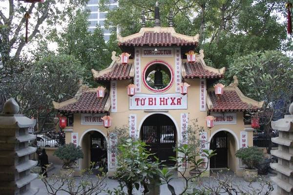 Nhắc đến những ngôi chùa trứ danh ở Hà Nội không thể không nhắc đến chùa Quán Sứ nằm ở 73 phố Quán Sứ, quận Hoàn Kiếm. Đây là ngôi danh lam cổ tự bậc nhất, ở vị trí trung tâm của thủ đô. Ảnh: Tinhtam.vn. nhungdenchuaduocviengthamnhieunhatngayram-ivivu-12