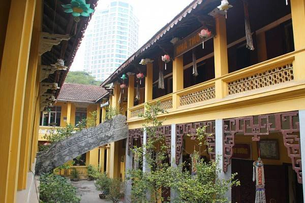 Chùa thường xuyên đón tiếp lãnh đạo Phật giáo trong nước và nước ngoài, tăng ni, Phật tử và du khách đến thăm viếng, lễ bái, tu học. Với nhiều người dân, chùa Quán Sứ là nơi không thể không ghé thăm thắp hương vào dịp đầu năm. Ảnh: Vnphoto. nhungdenchuaduocviengthamnhieunhatngayram-ivivu-13